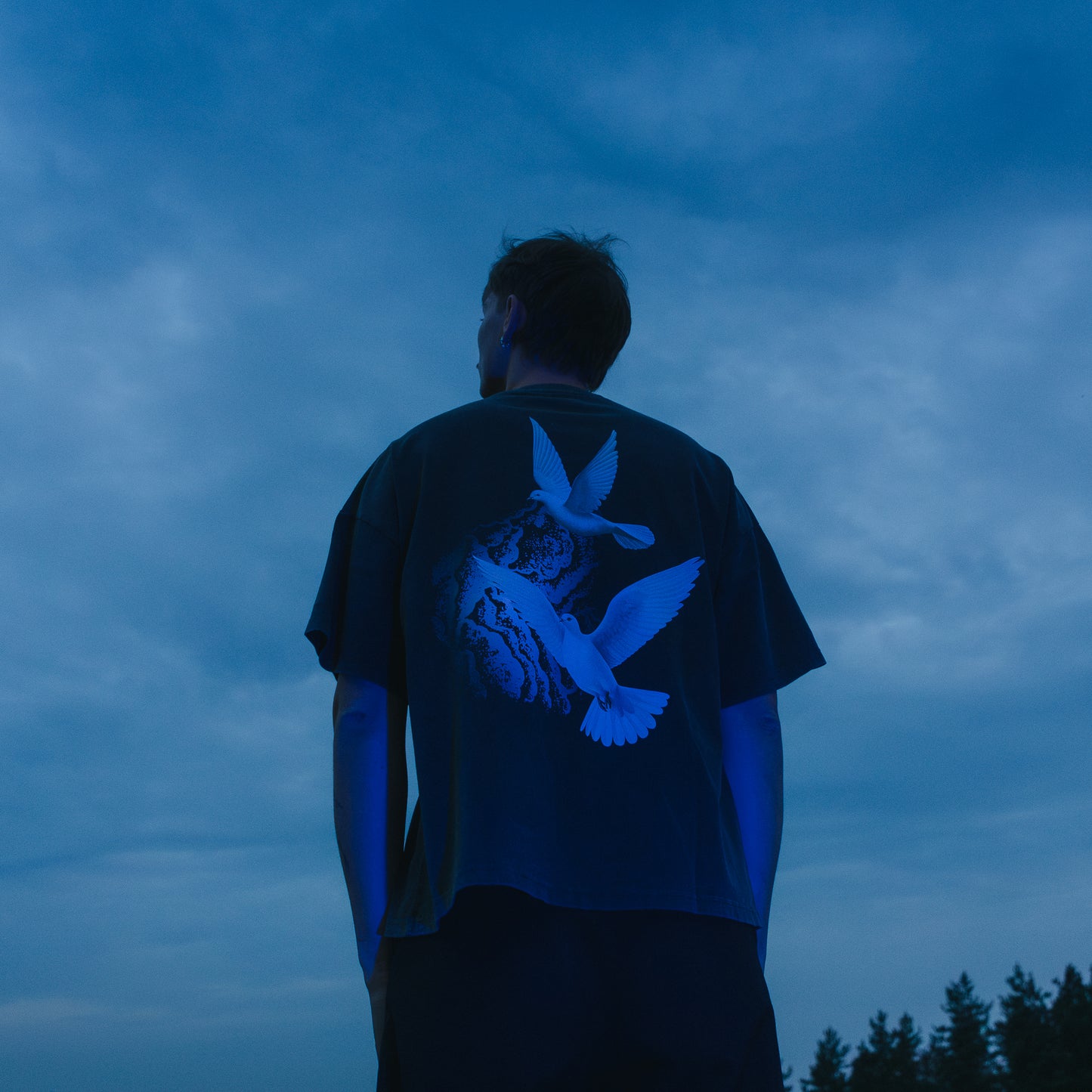 Jessica Shy „Sutemos“ juodos spalvos marškinėliai (Balandžiai)