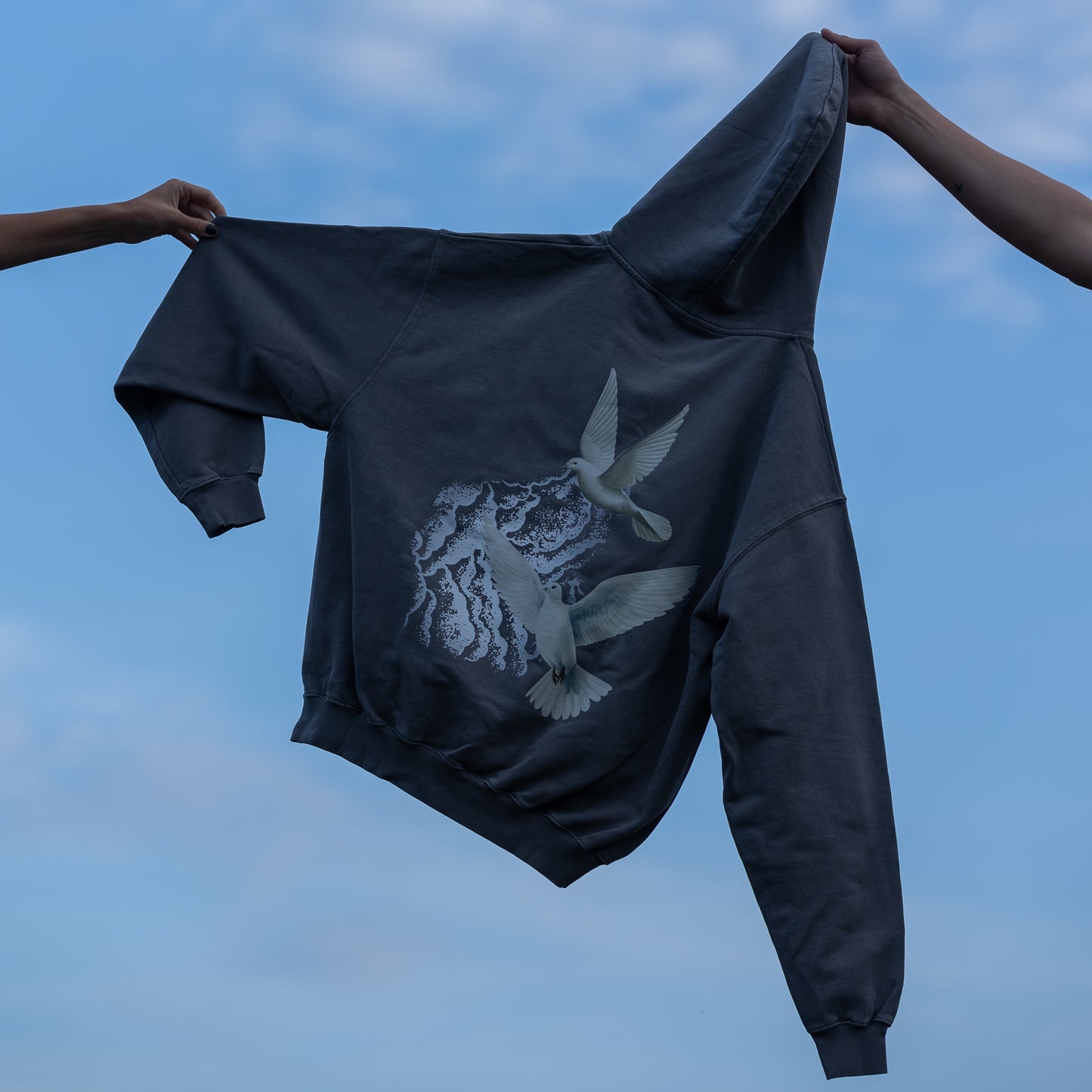 Jessica Shy „Sutemos“ šviesiai pilkos spalvos džemperis su kapišonu (Balandžiai)