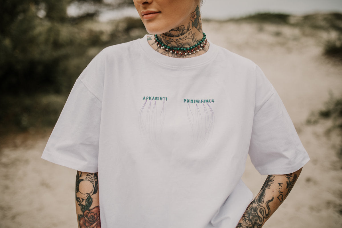 Jessica Shy „Apkabinti prisiminimus“ marškinėliai